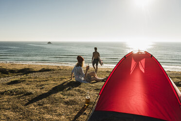 Junges Paar beim Camping am Meer - UUF08751