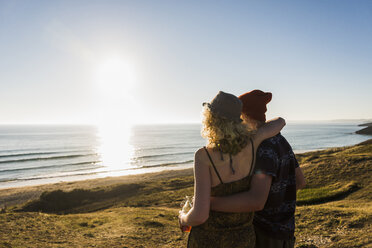 Back view of young couple at seaside - UUF08771