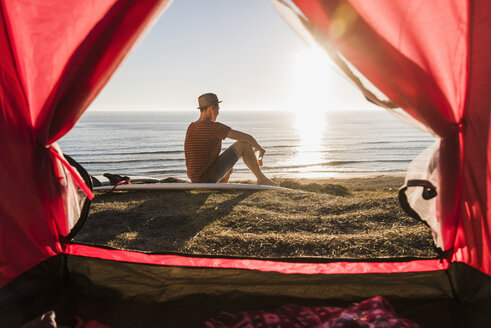 Junger Surfer beim Camping am Meer - UUF08786