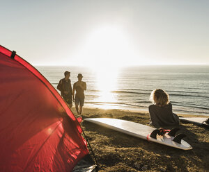 Drei Freunde zelten am Meer - UUF08792