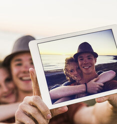 Selfie eines jungen Paares auf dem Display eines Tablets - UUF08810
