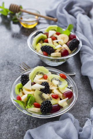 Obstsalat in Schalen, lizenzfreies Stockfoto