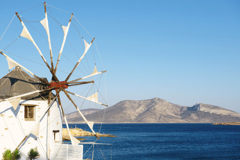 Griechenland, Koufonissi, Windmühle am Ägäischen Meer - GEMF01157