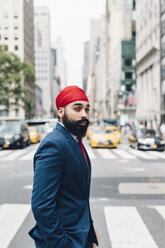 Indischer Geschäftsmann beim Überqueren der Straße in Manhattan - GIOF01501