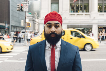 Indischer Geschäftsmann beim Überqueren der Straße in Manhattan - GIOF01506