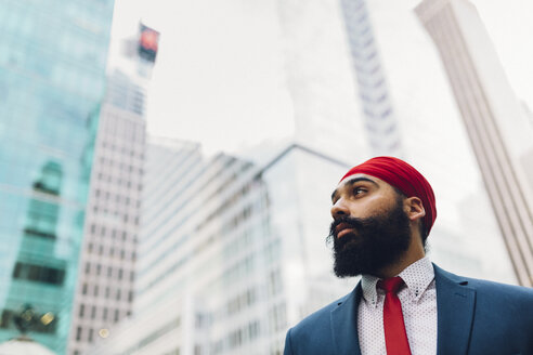 Indian businessman in Manhattan, portrait - GIOF01521