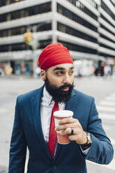 Indischer Geschäftsmann, der in Manhattan spazieren geht und Kaffee trinkt - GIOF01555