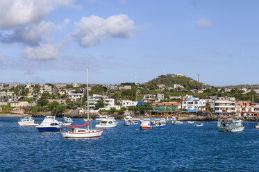 Ecuador, Galapagos Inseln, San Cristobal, Blick auf den Hafen von Puerto Baquerizo Moren - CB00394