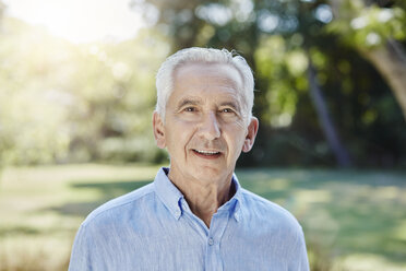 Porträt eines älteren Mannes im Park - RORF00303