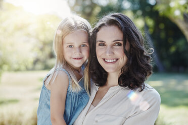 Porträt einer lächelnden Mutter mit Tochter im Garten - RORF00309