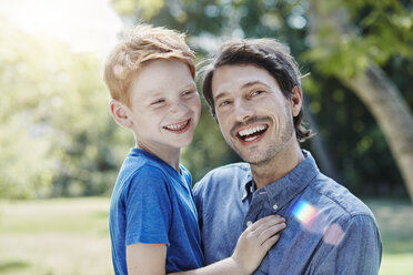 Porträt eines glücklichen Vaters mit Sohn im Garten - RORF00320