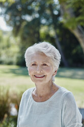 Porträt einer lächelnden älteren Frau im Park - RORF00321