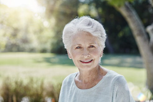 Porträt einer lächelnden älteren Frau im Park - RORF00322