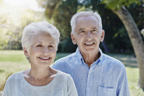 Porträt eines lächelnden älteren Paares im Park - RORF00323