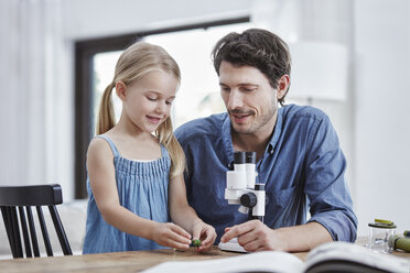 Vater und Tochter mit Fernglas - RORF00330