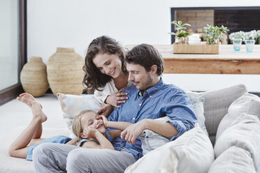 Familie mit Tochter entspannt auf der Couch - RORF00335