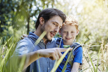 Father showing son a grasshopper - RORF00338