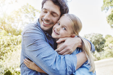 Father and daughter hugging outdoors - RORF00347