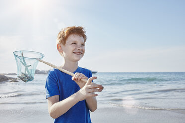 Junge mit Kescher am Meer - RORF00353