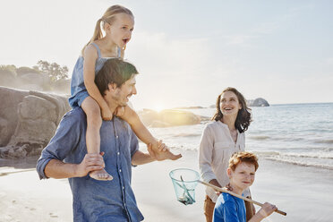 Glückliche Familie am Strand - RORF00354