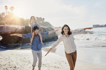 Glückliche Familie mit Tochter am Strand - RORF00355