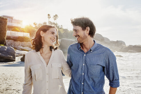 Happy couple on the beach - RORF00361