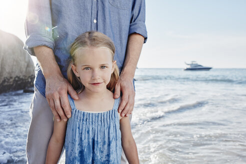 Vater und Tochter am Strand - RORF00363