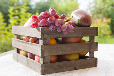 Holzkiste mit verschiedenen Früchten - SARF03000