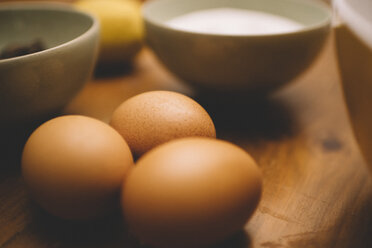 Eier und Schüsseln mit Zutaten für einen Kuchen - LOMF00412