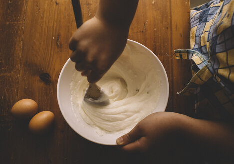 Mädchen rührt Teig für Kuchen - LOMF00413