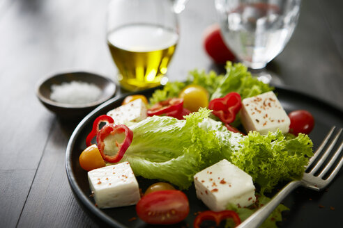 Feta-Salat mit roter Paprika, Tomaten und Olivenöl - KSWF01765