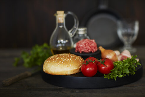 Zutaten für einen Hamburger, Burgerbrötchen, Tomaten, Rinderhackfleisch, Kopfsalat - KSWF01767