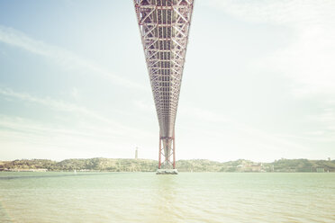 Portugal, Lissbon, Ponte 25 de Abril, Fluss Tejo und Christo Rei-Statue im Hintergrund - CMF00575