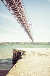 Portugal, Lissbon, Ponte 25 de Abril, Fluss Tejo und Christo Rei-Statue im Hintergrund - CMF00576