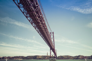 Portugal, Lissbon, Ponte 25 de Abril, Fluss Tejo und Christo Rei-Statue im Hintergrund - CMF00577