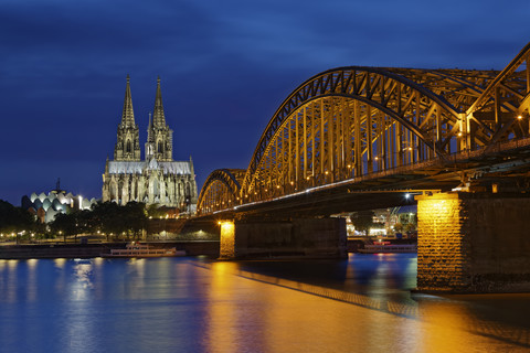 Deutschland, Köln, beleuchteter Kölner Dom und Hohenzollernbrücke, lizenzfreies Stockfoto