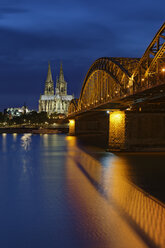 Germany, Cologne, lighted Cologne Cathedral and Hohenzollern Bridge - GFF00817