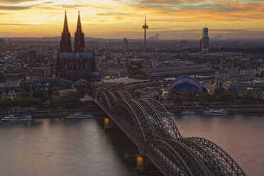 Deutschland, Köln, Blick auf die Stadt von oben bei Abenddämmerung - GFF00818