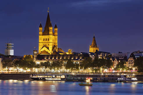 Deutschland, Köln, Blick auf die Altstadt mit Groß Sankt Martin und Rathaus bei Nacht - GFF00819