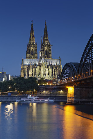 Deutschland, Köln, beleuchteter Kölner Dom und Hohenzollernbrücke, lizenzfreies Stockfoto