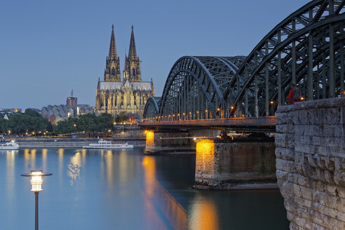 Germany, Cologne, lighted Cologne Cathedral and Hohenzollern Bridge - GFF00821