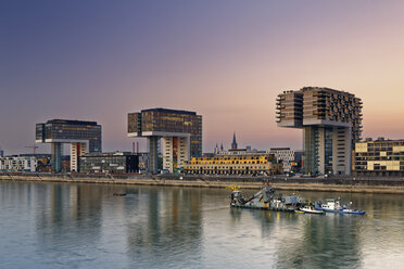 Deutschland, Köln, Blick auf Kranhäuser am Rheinhafen in der Abenddämmerung - GFF00822