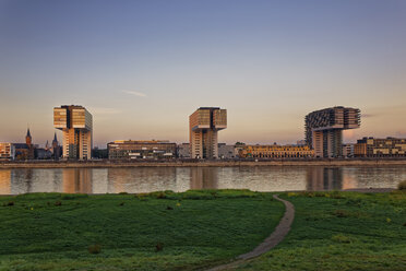 Deutschland, Köln, Blick auf Kranhäuser am Rheinhafen in der Abenddämmerung - GFF00823
