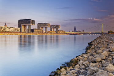 Deutschland, Köln, Blick auf die Kranhäuser am Rheinhafen und den Kölner Dom im Hintergrund - GFF00824