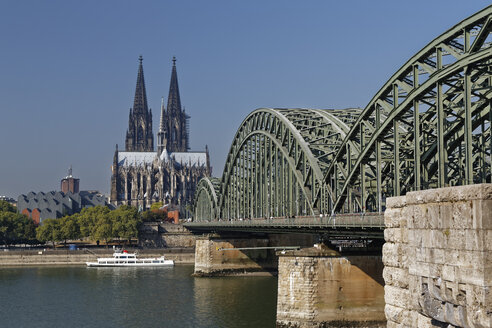 Deutschland, Köln, Blick auf den Kölner Dom mit der Hohenzollernbrücke im Vordergund - GFF00832