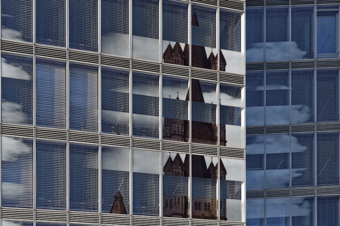Deutschland, Köln, Teil der Fassade des Kölner Turms mit applizierter Fotografie des Großen Sankt Martin - GF00834
