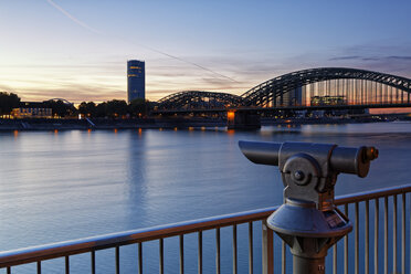 Deutschland, Köln, Blick auf das KölnTriangle und die Hohenzollernbrücke in der Abenddämmerung - GFF00838