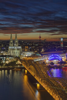 Deutschland, Köln, Blick auf die beleuchtete Stadt in der Abenddämmerung - GFF00840