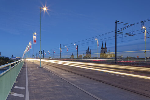 Deutschland, Köln, beleuchtete Severinsbrücke - GF00841