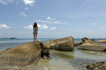 Thailand, Koh Samui, Jugendliches Mädchen steht auf Felsen am Thongtakian Beach - LBF01500